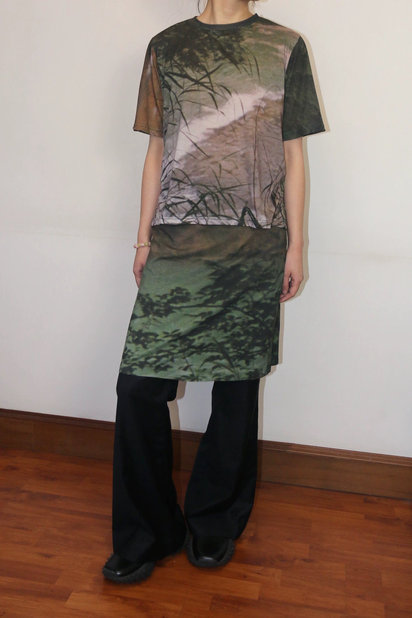 Oddgreen – Bamboo Falls Tee 'Botanical Impression in Cloud White'