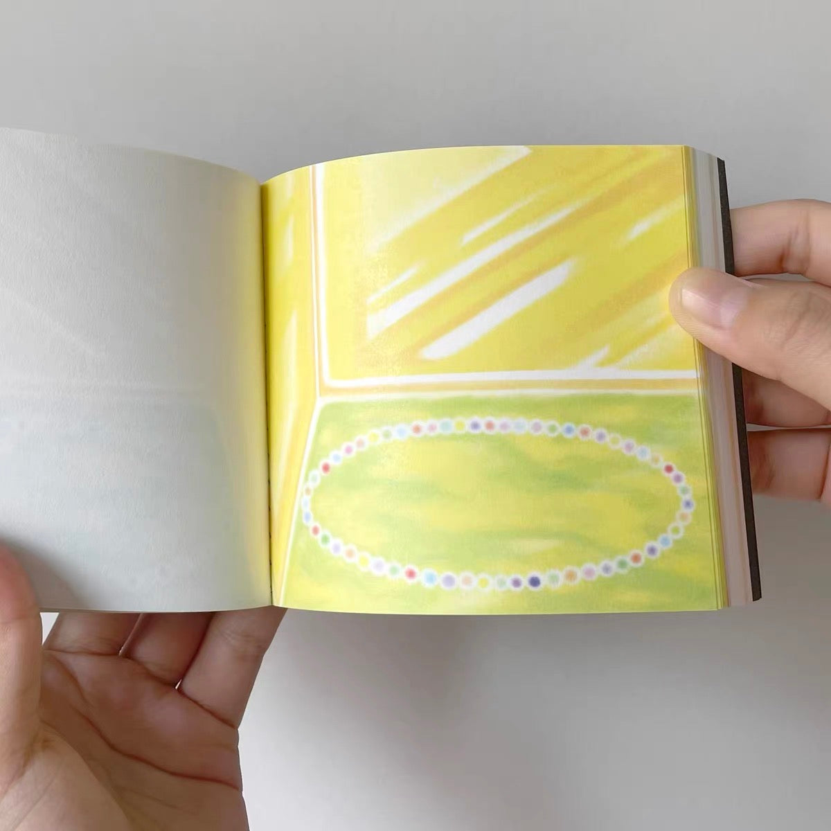 Tirezhong - HandFlipBook 'A Luminous House'